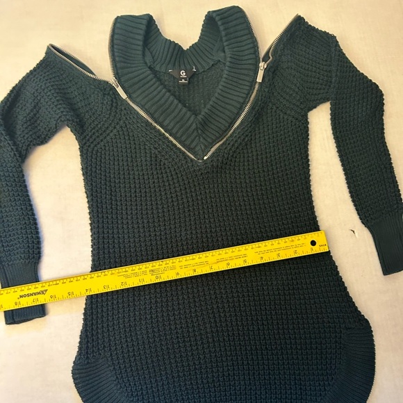 G by Guess Green Cold Shoulder Tunic Sweater V-Neck w/zipper accent Sz-XS.  N14 - Picture 9 of 10